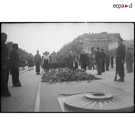Dépôt d'une gerbe de fleurs sur la tombe du Soldat inconnu.