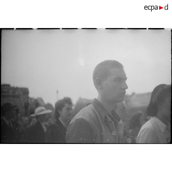 Déportés et internés politiques participant à une cérémonie à l'Arc de Triomphe.