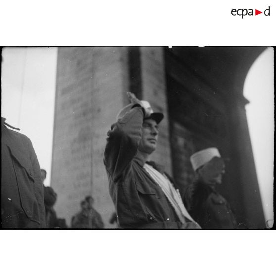 Salut de légionnaires sur la tombe du Soldat inconnu.