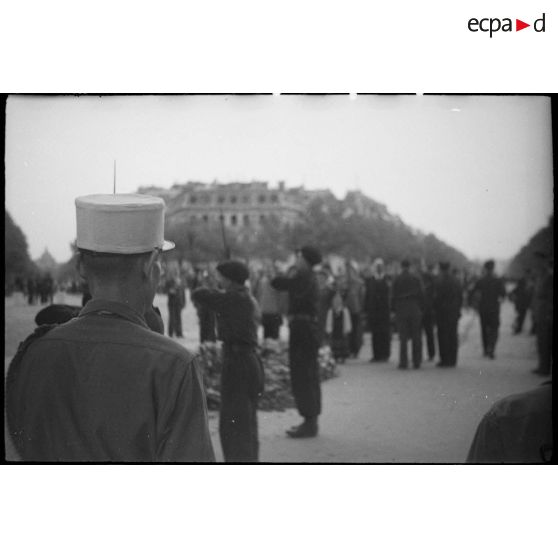 Salut de légionnaires sur la tombe du Soldat inconnu.