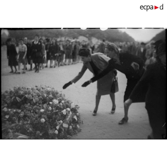 Cérémonie d'hommage sur la tombe du Soldat inconnu à l'Arc de Triomphe.
