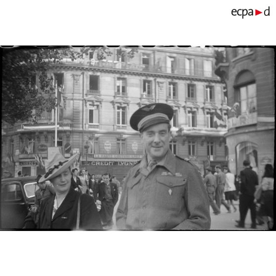 Portrait d'un lieutenant de l'armée de l'air (FAFL) dans Paris.