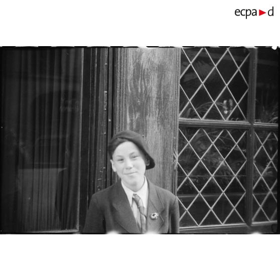 Portraits d'un jeune garçon dans une rue de Paris.