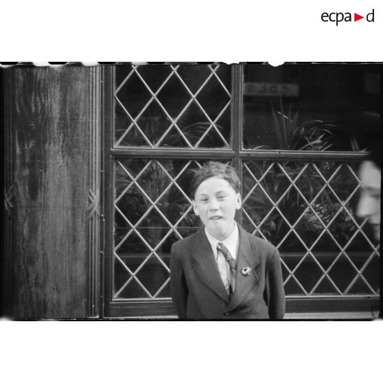Portraits d'un jeune garçon dans une rue de Paris.