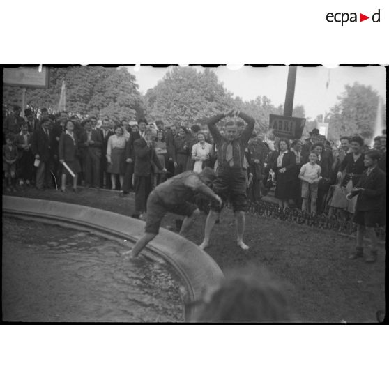 Soldats américains prenant un bain de pieds dans un bassin à Paris.