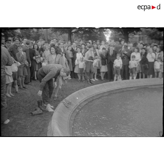 Soldats américains prenant un bain de pieds dans un bassin à Paris.