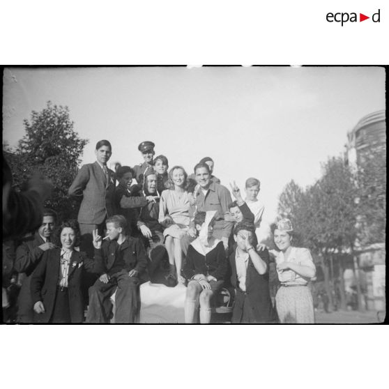 Photographies de groupe de civils et de militaires dans Paris.