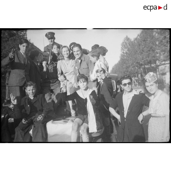 Photographies de groupe de civils et de militaires dans Paris.