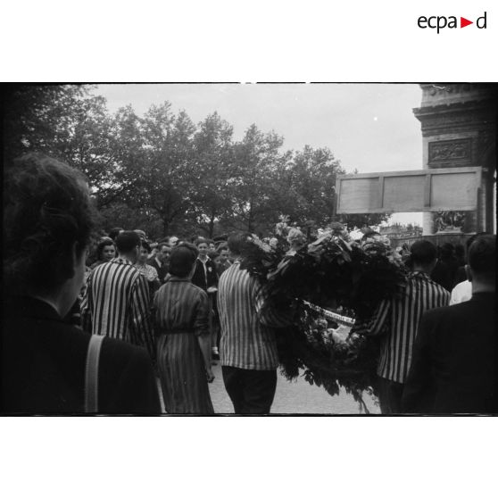 Cortège d'une délégation d'une association d'internés et de déportés politiques.