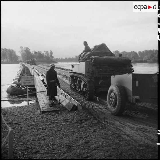 Un obusier de 75 mm de la 2e division blindée (2e DB) franchit le Rhin sur un pont Treadway entre Rastatt et Seltz pour rentrer en France.