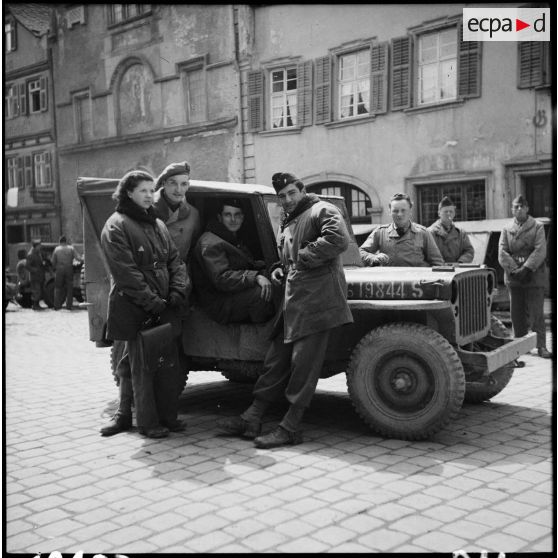 Des personnels français et britanniques posent près d'une jeep Willys, peut-être dans Rastatt.