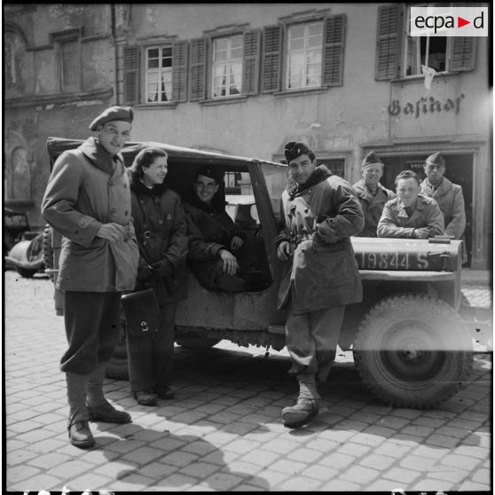 Des personnels français et britanniques posent près d'une jeep Willys, peut-être dans Rastatt.