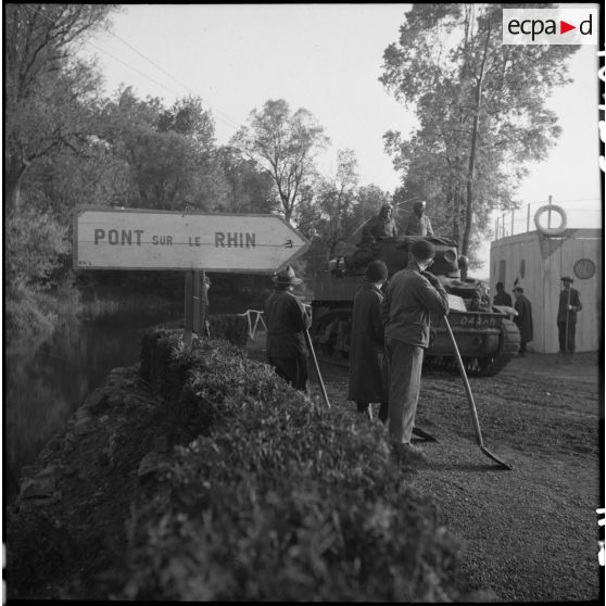 Un obusier de 75 mm de la 2e division blindée (2e DB) franchit le Rhin sur un pont Treadway entre Rastatt et Seltz pour rentrer en France.