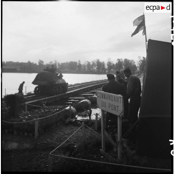 Colonne de chars légers Stuart M3A3 de la 2e division blindée (2e DB) franchissant le Rhin.