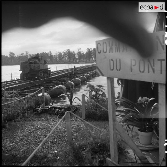 Colonne de chars légers Stuart M5A1 de la 2e DB franchissant le Rhin.