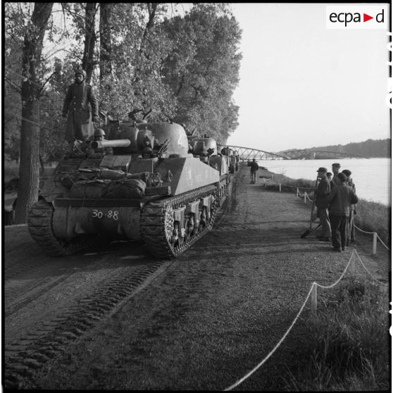 Colonne de chars Sherman M4A2 de la 2e division blindée (2e DB) au bord du Rhin.