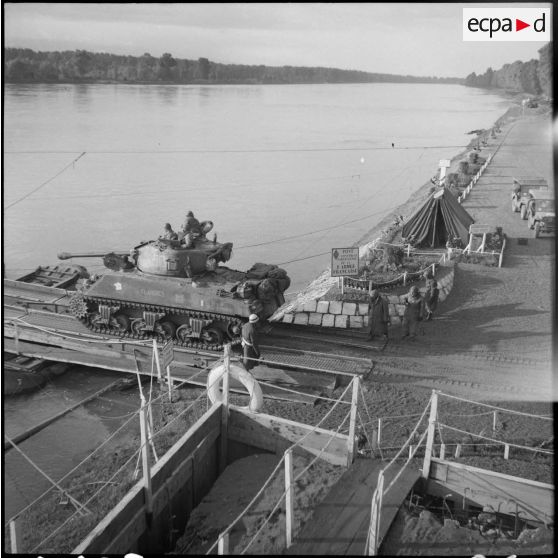 Un char Sherman M4 de la 2e division blindée (2e DB) franchit le Rhin.