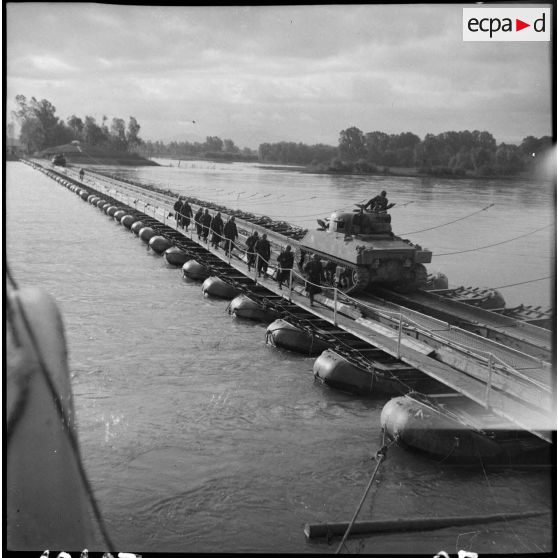 Des chars Sherman M4 de la 2e division blindée (2e DB) franchissent le Rhin.