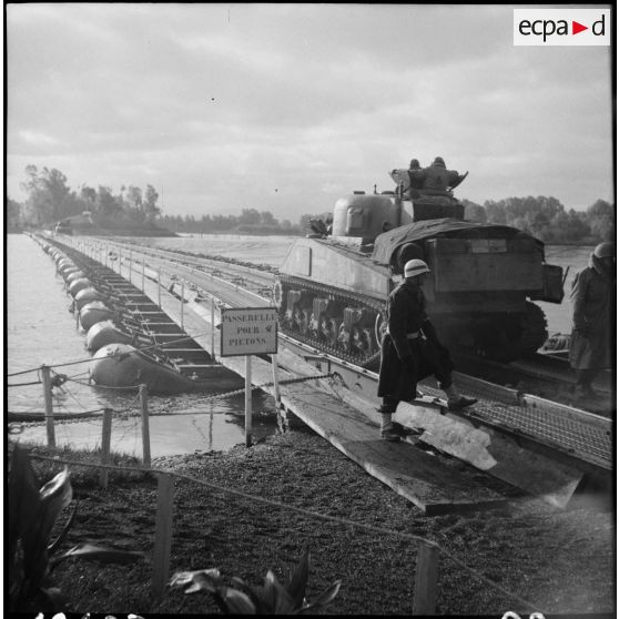 Des chars Sherman M4 de la 2e division blindée (2e DB) franchissent le Rhin.