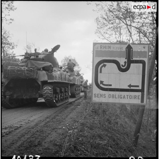Panneau indicateur précisant l'itinéraire à emprunter pour franchir le Rhin.