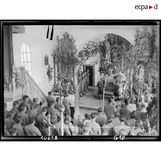 Célébration de la fête de Jeanne d'Arc par des unités de la 2e DB.