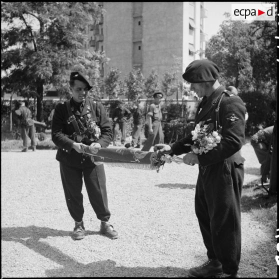 Revue des troupes du Détachement de l'armée des Alpes (DAA) par le général Devers à Grenoble. Drapeau des Chasseurs portés par des personnels du 27e BCA.