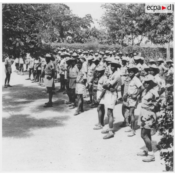 3 La 6e compagnie du 2/6e RIC  (2e bataillon du 6e Régiment d'Infanterie Coloniale) se rassemble pour le rapport. [description provisoire]