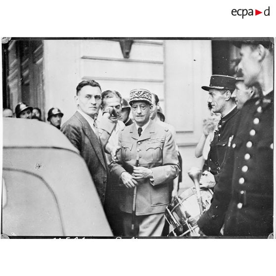 Le général Paul Bloch à la préfecture de police de Paris. (reproduction)