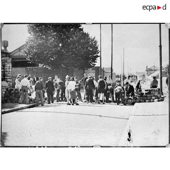 Barricade aux environs de Paris. (reproduction)