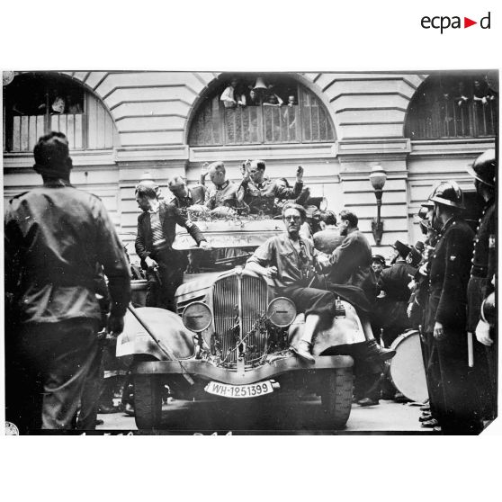 Des soldats allemands prisonniers à Paris. (reproduction)