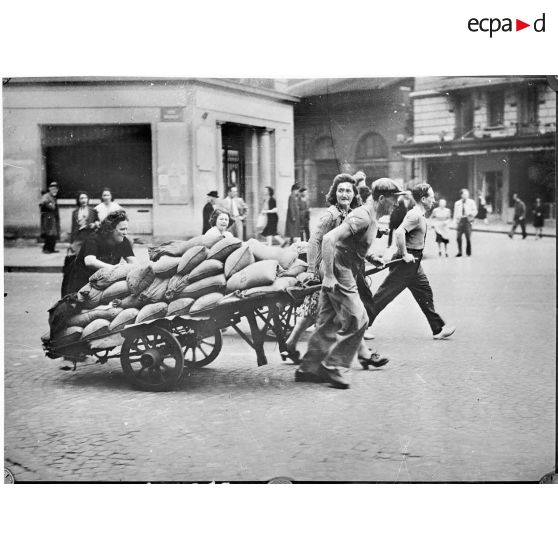 Edification d'une barricade dans une rue de Paris (reproduction).