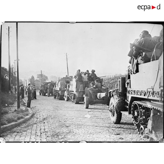 La 2e DB progresse en direction de Paris. (reproduction)