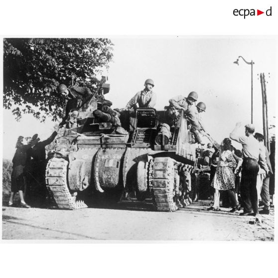 La 2e DB progresse en direction de Paris. (reproduction)