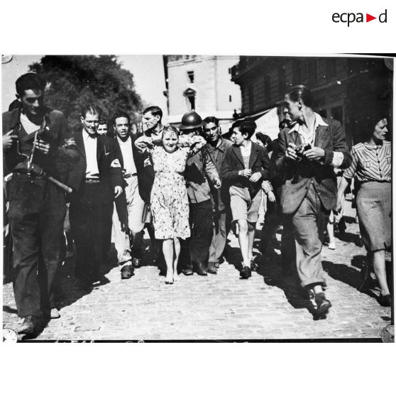 Arrestation d'une femme par des résistants parisiens. (reproduction)