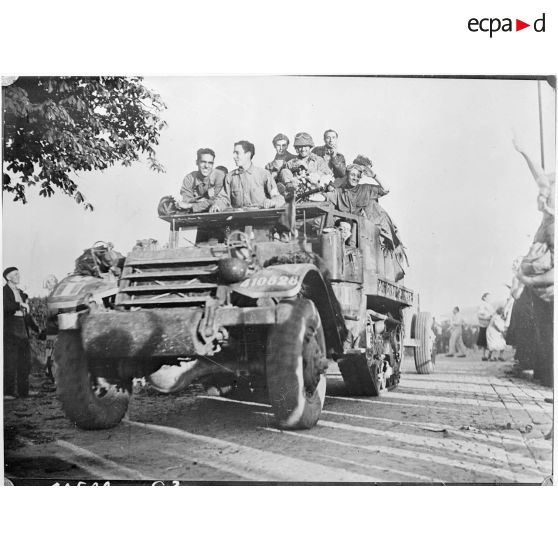 La 2e DB progresse en direction de Paris. (reproduction)
