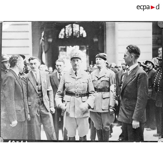 Préfecture de police de Paris : de droite à gauche, Charles Luizet, préfet de police, un lieutenant-colonel FFI (non identifié) , le général de corps d'armée Paul Bloch, gouverneur militaire de Paris. (reproduction)