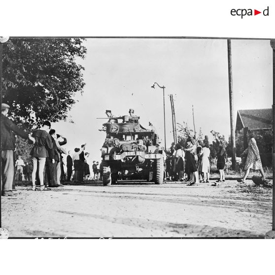 La 2e DB progresse en direction de Paris. (reproduction)