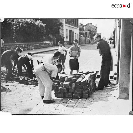 Barricade aux environs de Paris. (reproduction)