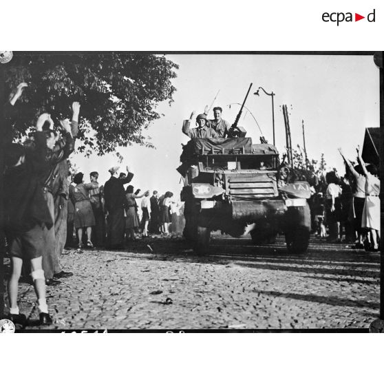 La 2e DB progresse en direction de Paris. (reproduction)