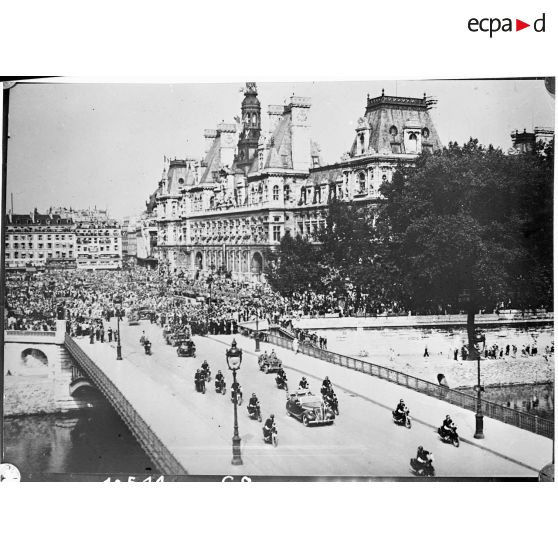 Le général de Gaulle quitte l'hôtel de ville de Paris. (reproduction)