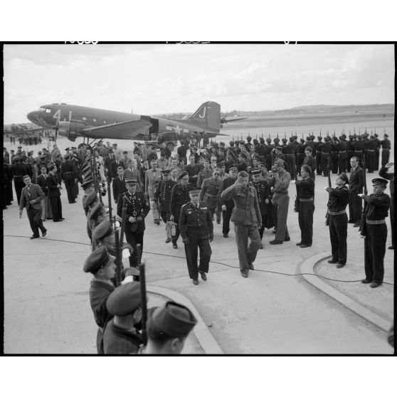 Jules Carron, millionième prisonnier français libéré rapatrié, arrive sur l'aéroport du Bourget.