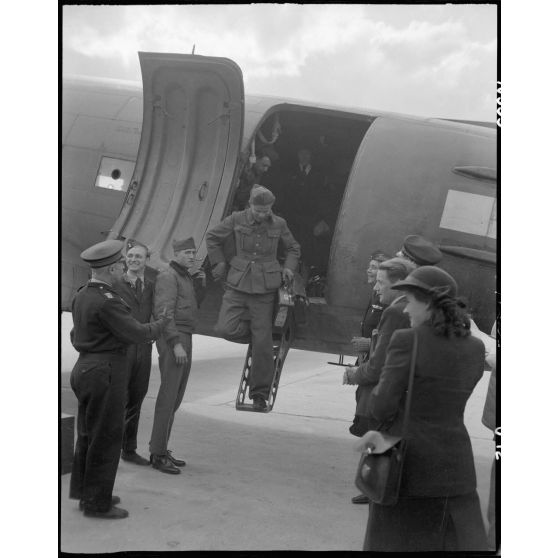 Sur l'aéroport du Bourget, Jules Carron, millionième prisonnier français libéré rapatrié, descend d'un avion de transport Douglas C-47 Dakota de l'armée américaine.