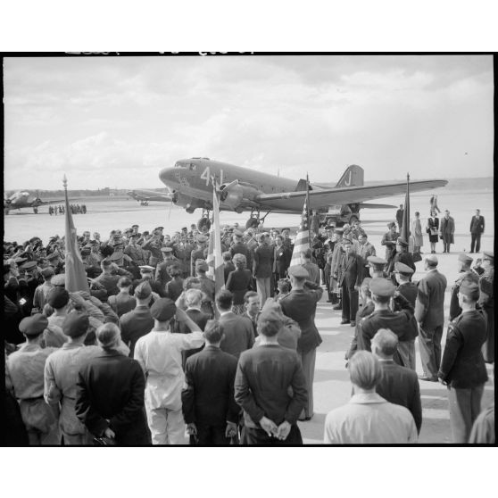 Jules Carron, millionième prisonnier français libéré rapatrié, arrive sur l'aéroport du Bourget.