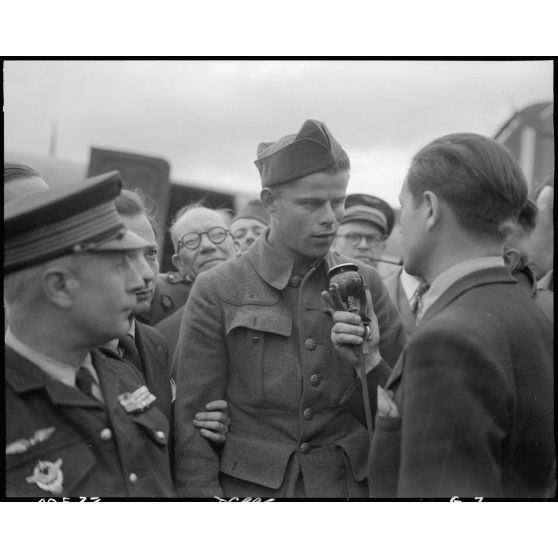 Jules Carron, millionième prisonnier français libéré rapatrié, est interviewé à son arrivée sur l'aéroport du Bourget.