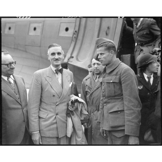 Jules Carron, millionième prisonnier français libéré rapatrié, arrive sur l'aéroport du Bourget accueilli par des personnalités civiles.