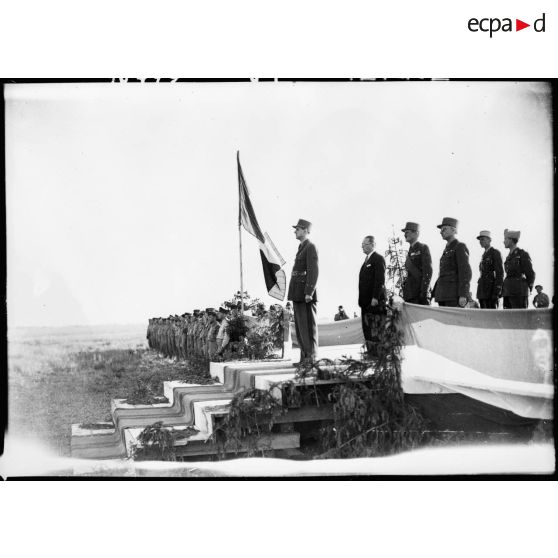 Prise d'armes sur un aérodrome au nord d'Augsbourg présidée par le général de Gaulle.