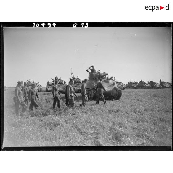 Le lieutenant-colonel Marc Rouvillois, chef de corps du 12e régiment de cuirassiers (12e cuirs) de la 2e division blindée (2e DB) salue les autorités qui passent les troupes en revue au cours d'une cérémonie près d'Augsbourg.
