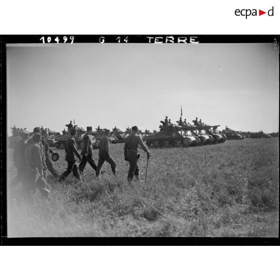 Les autorités passent en revue les chars du 12e régiment de cuirassiers (12e RC) de la 2e division blindée (2e DB) lors d'une cérémonie près d'Augsbourg.