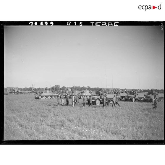 Les autorités passent en revue des chars et des half-tracks du 12e régiment de cuirassiers (12e RC) de la 2e division blindée (2e DB) lors d'une cérémonie près d'Augsbourg.