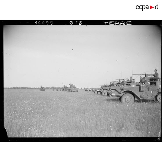 Des half-tracks de la 97/84e compagnie mixte de transmissions (97/84e CMT) de la 2e division blindée (2e DB) sont en place dans le dispositif lors d'une cérémonie sur un aérodrome à proximité d'Augsbourg.